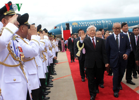Đón Tổng Bí thư tại sân bay, về phía Việt Nam có Đại sứ Việt Nam tại Campuchia Thạch Dư, cán bộ Đại sứ quán và đông đảo đại diện cộng đồng và doanh nghiệp Việt Nam tại Campuchia.